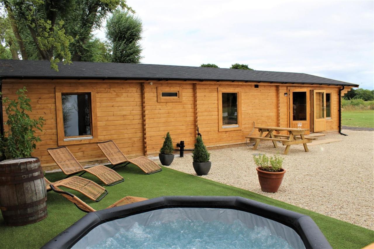 Stunning 5-Bed Cabin in Ashton Under Hill Evesham Exterior foto